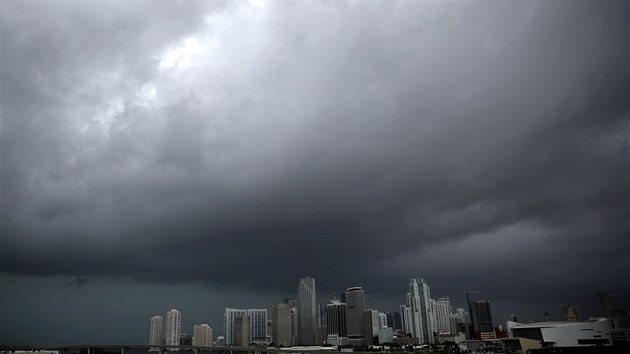 Temn mraky nad Miami jako pedzvst pichzejcho huriknu. (9. z 2017)