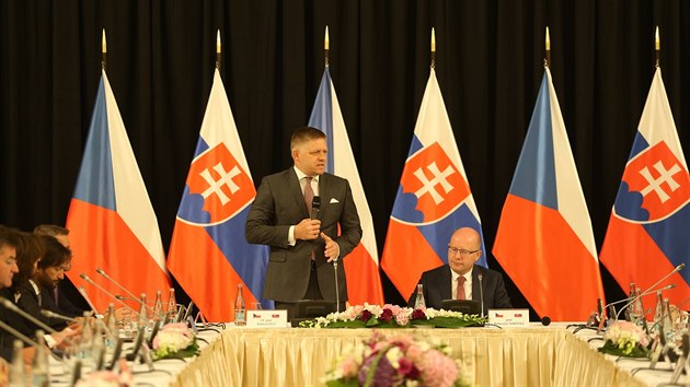 Zstupci esk a slovensk vldy se seli na spolenm zasedn v Lednici. (4. z 2017)