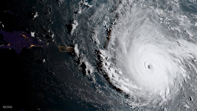 Satelitn snmky huriknu Irma po dosaen ptho stupn huriknov kly (5. z 2017)