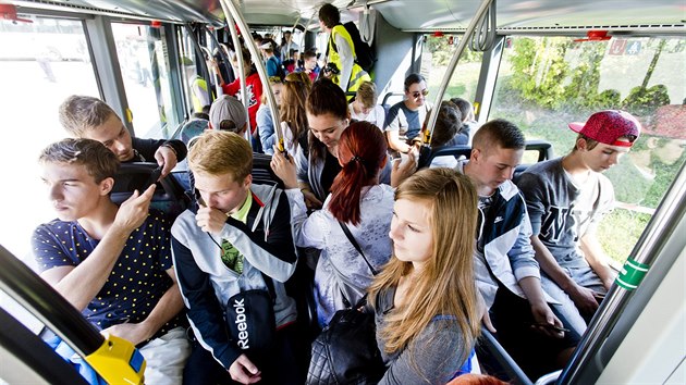 Studenti testovali kapacitu nejdelch autobus v esku (6. z 2017).
