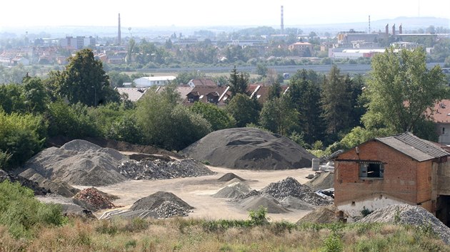 V bval ciheln v Drovicch zdila stavebn firma sklad zeminy, kde se tak obas drt kmen. Lid z obce si stuj na hluk z aut, prach a pinav ulice.