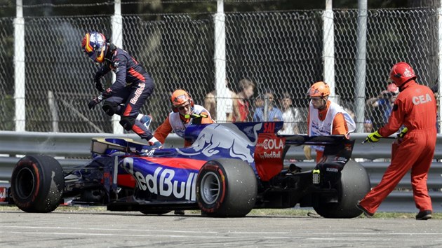 Carlos Sainz Jr. ze stje Toro Rosso vyskakuje ze svho vozu bhem trnink v Monze.