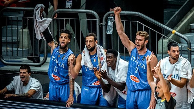 Italsk lavika se raduje, zleva stoj Daniel Hackett, Marco Belinelli, Awudu Abass a Nicolo Melli.