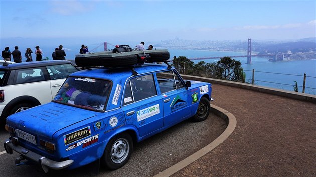 igulk vchodoeskch cestovatel na vyhldce u mostu Golden Gate v San Franciscu.