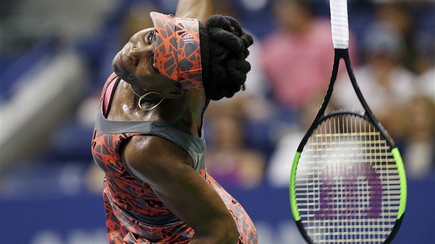Amerianka Venus Williamsov servruje v semifinle US Open proti esk tenistce Pete Kvitov.