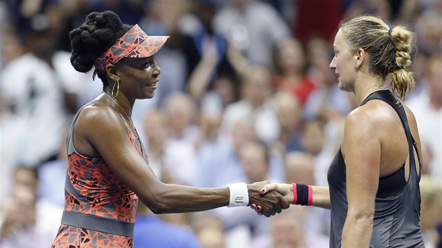 Hrdinky po bitv. Amerianka Venus Williamsov (vlevo) pijm gratulaci od eky Petry Kvitov.