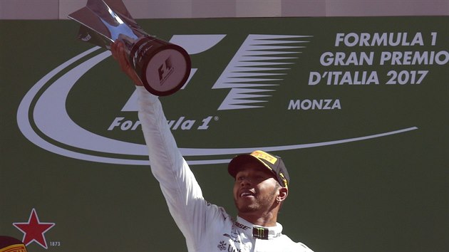 Lewis Hamilton slav triumf na Velk cen Itlie.