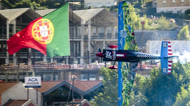 Akrobatick pilot Petr Kopstein bhem zvodu Red Bull Air Race v Portu