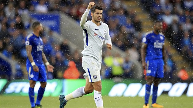 lvaro Morata z Chelsea slav svou trefu proti Leicesteru.
