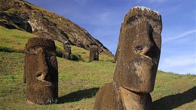 Velikonon ostrov  Krter Rano Raraku  msto, kde sochy moai vznikaly