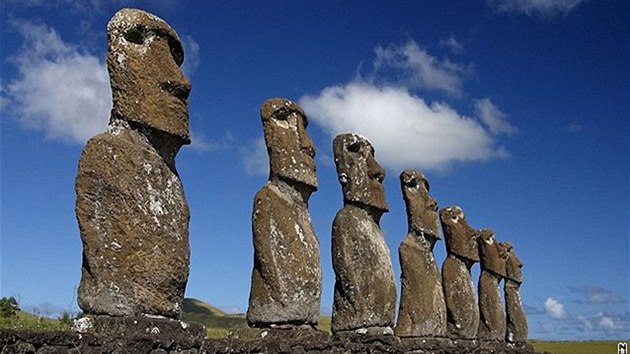 Velikonon ostrov - Moai na ahu Akivi jsou jedny z mla soch, kter se dvaj smrem k ocenu