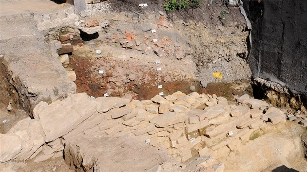 Archeologov nali pod povrchem na okraji karvinskho nmst zbytky starho domu i s nlezy z 13. a 16. stolet.