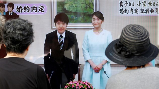 Kei Komuro a japonsk princezna Mako oficiln oznmili sv zasnouben (Tokio, 3. z 2017).