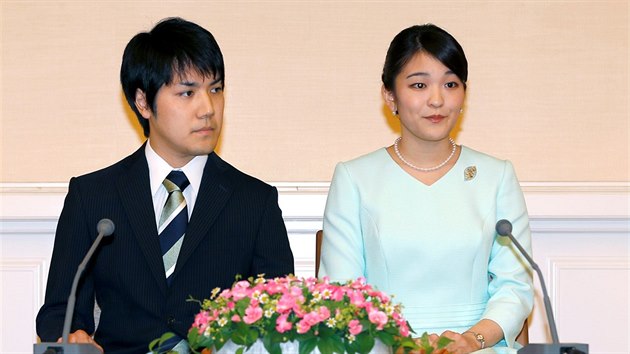 Kei Komuro a japonsk princezna Mako oficiln oznmili sv zasnouben. (Tokio, 3. z 2017)