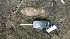 Dělníci našli při výkopech v centru Chebu dělostřelecký granát. Dělníci našli při výkopech v centru Chebu dělostřelecký granát.