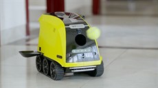 Robot umí vystřelovat míčky, které pak pes aportuje. Robot umí vystřelovat míčky, které pak pes aportuje.