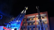 Požár střechy domova seniorů v Ostravě likvidovali hasiči (8. září 2017). Požár střechy domova seniorů v Ostravě likvidovali hasiči (8. září 2017).