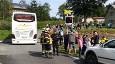 V sobotu uvázl autobus na elezniním pejezdu ve Smrovce (9. záí 2017).