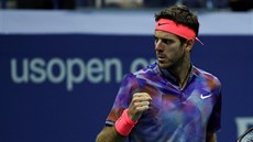 Argentinec Juan Martin del Potro slaví postup do semifinále US Open pes Rogera...