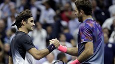 Roger Federer si podává ruku po prohraném tvrtfinále na US Open s Juanem...