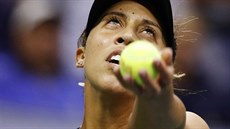 Amerianka Madison Keysová servíruje v semifinále US Open.