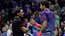 panlský tenista Rafael Nadal (vlevo) pijímá gratulaci od Argentince Juana...