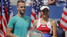 Michael Venus z Nového Zélandu a Chan Hao-Ching z Tchaj-wanu pózují s trofejí...