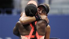 OBJETÍ. Amerianky Sloane Stephensová a Madison Keysová (v pozadí) se objímají...