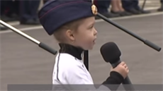 Malá recitátorka slíbila generálovi udat vlastní matku. Malá recitátorka slíbila generálovi udat vlastní matku.