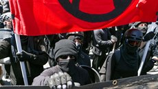 Antifašisté při protestu v kalifornském Berkeley (27. srpna 2017). Antifašisté při protestu v kalifornském Berkeley (27. srpna 2017).