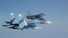 Belgická stíhaka F-16 doprovází nad Baltem nekomunikující ruský pepadový...