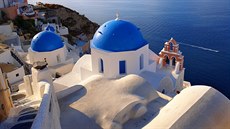 Známý modrobílý kostelík na eckém ostrov Santorini