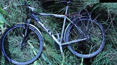 Kolo cyklisty, kterého srazilo nákladní auto u Jindřichova Hradce. Kolo cyklisty, kterého srazilo nákladní auto u Jindřichova Hradce.