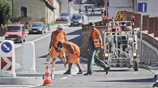 V závěru týdne silničáři dodělávali dopravní značení na zrekonstruované silnici... V závěru týdne silničáři dodělávali dopravní značení na zrekonstruované silnici...
