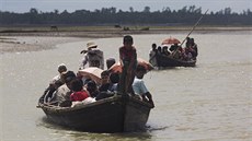 Pky nebo na lodích z Barmy uprchly tisíce lidí z tamní muslimské meniny...