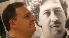 Juan Pablo Escobar ped portrétem svého otce, narkobarona Pabla Escobara (22....