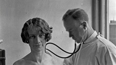 Doktor s pacientkou v mstské nemocnici, na oddlení tuberkulózy, rok 1927