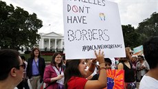 Lidé před Bílým domem protestují proti zrušení DACA - programu legalizujícího... Lidé před Bílým domem protestují proti zrušení DACA - programu legalizujícího...