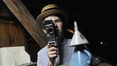 Hugo Vostal natáí film na starou analogovou kameru.
