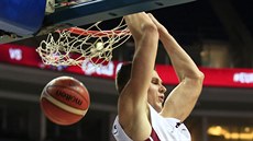 Lotyský basketbalista Kristaps Porzingis smeuje do koe v utkání s výbrem...