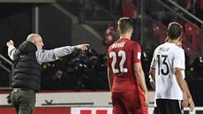 Jeden fanoušků, který vběhl na hřiště (vlevo), oslavuje vítězství německého... Jeden fanoušků, který vběhl na hřiště (vlevo), oslavuje vítězství německého...
