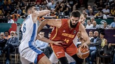 Bojan Dubljevi z erné Hory obchází eského basketbalistu Tomáe Satoranského.