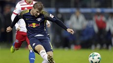 Timo Werner z Lipska střílí gól v utkání proti Hamburku. Timo Werner z Lipska střílí gól v utkání proti Hamburku.