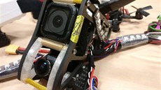 Mittnerv závodní dron se dvma kamerami - jedna pro pohled pilota v reálném...