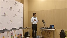 Behshad Behzadi prezentuje nové monosti Asistenta Google na vývojáské...