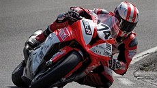 Takhle jezdil během Tourist Trophy v Hořicích Kamil Holán na svém superbiku,... Takhle jezdil během Tourist Trophy v Hořicích Kamil Holán na svém superbiku,...