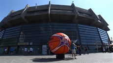 Zvětšenina oficiálního míče pro EuroBasket před halou v Tel Avivu. Zvětšenina oficiálního míče pro EuroBasket před halou v Tel Avivu.