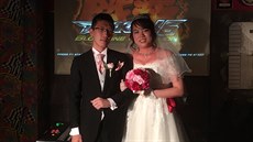 Japonský pár ml svatbu v arkádové hern