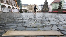 Jedna z více než stovky mosazných desek, kterými je poseto olomoucké Horní... Jedna z více než stovky mosazných desek, kterými je poseto olomoucké Horní...