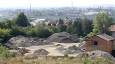 V bývalé ciheln v Drovicích zídila stavební firma sklad zeminy, kde se také...